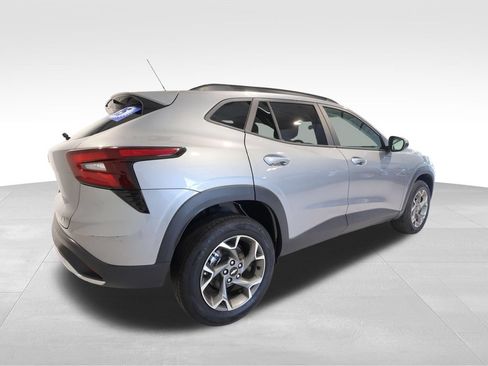 Used 2025 Chevrolet Trax LT FWD image 4