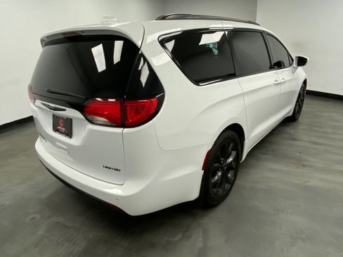 Used 2018 Chrysler Pacifica Limited w/ S Appearance Package image 6