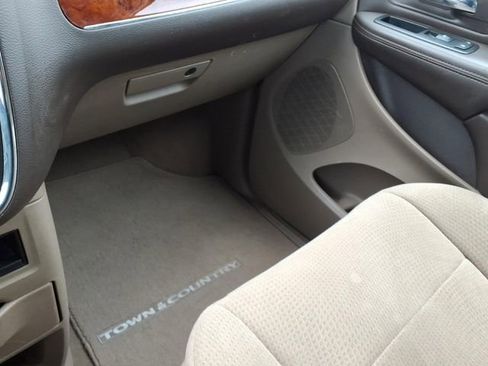 Used 2014 Chrysler Town & Country Touring FWD image 29