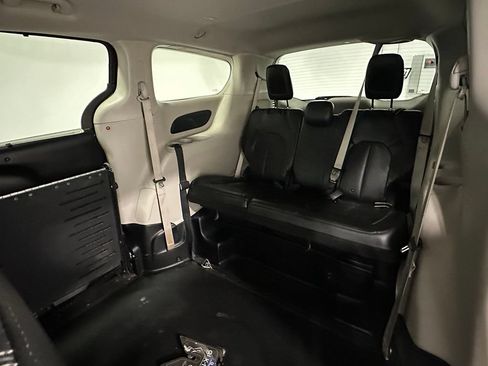 Used 2020 Chrysler Voyager Lxi FWD image 16
