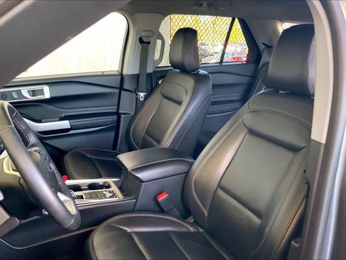 Used 2023 Ford Explorer XLT w/ Equipment Group 202A image 7