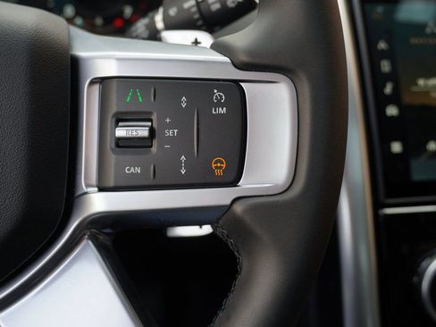 Used 2025 Land Rover Discovery S image 18