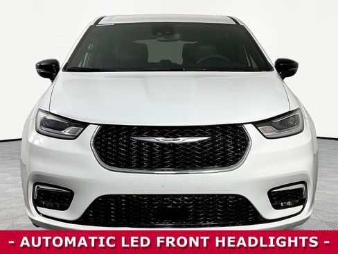 Used 2025 Chrysler Pacifica Select FWD image 2
