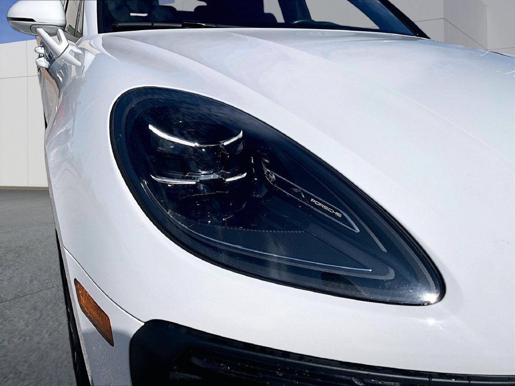 Certified 2026 Porsche Macan AWD/4WD image 12
