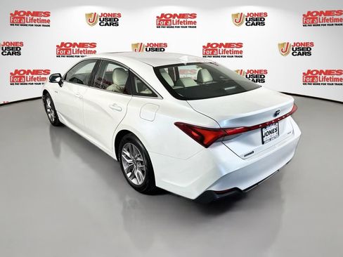 Used 2021 Toyota Avalon XLE w/ Moonroof Package FWD image 2