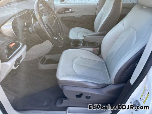 Used 2019 Chrysler Pacifica Touring-L image 11