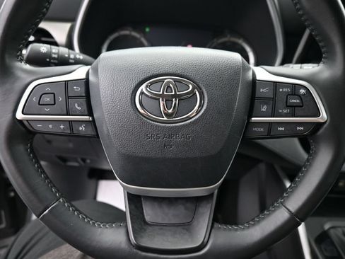 Used 2023 Toyota Highlander XLE AWD/4WD image 16