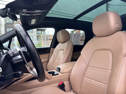 Certified 2022 Porsche Cayenne E-Hybrid AWD/4WD image 5
