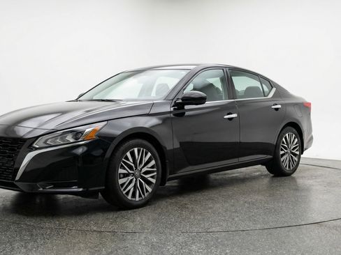 Used 2025 Nissan Altima 2.5 SV image 3