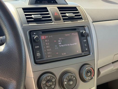 Used 2013 Toyota Corolla LE FWD image 17