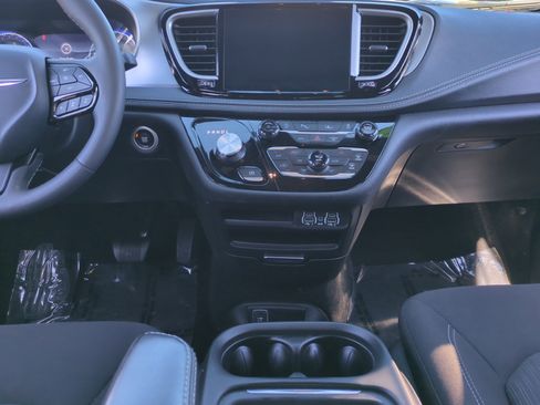 Used 2024 Chrysler Pacifica Touring image 12