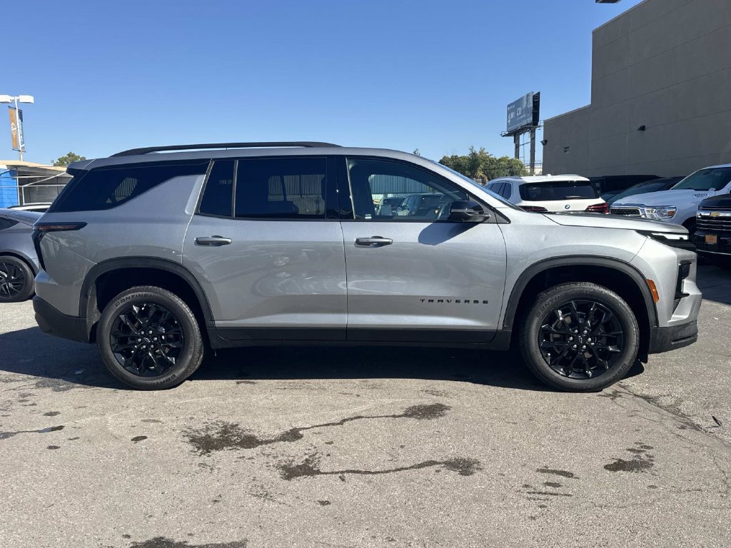Used 2025 Chevrolet Traverse LT w/ Midnight/Sport Edition FWD image 2