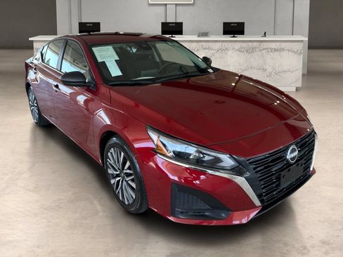 Used 2024 Nissan Altima 2.5 SV FWD image 8