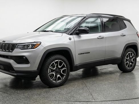 Used 2025 Jeep Compass Trailhawk image 3