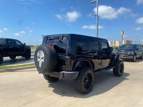 Used 2017 Jeep Wrangler Unlimited Sahara AWD/4WD image 5