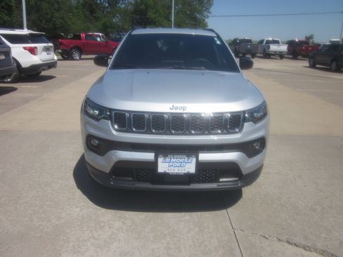Used 2024 Jeep Compass Latitude AWD/4WD image 2