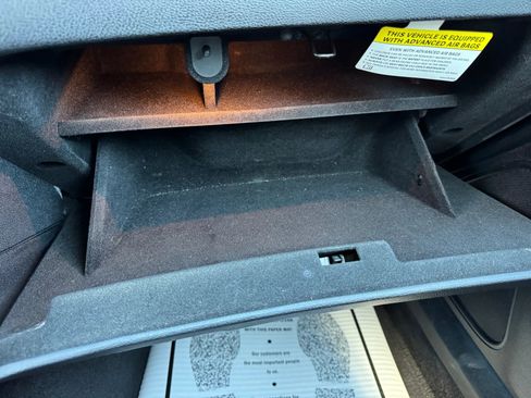 Used 2017 Chrysler 300 Limited image 31