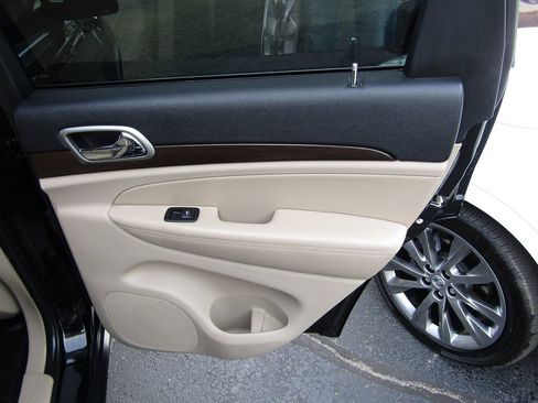 Used 2018 Jeep Grand Cherokee Laredo image 28