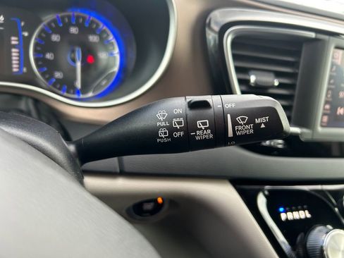 Used 2023 Chrysler Voyager LX image 23