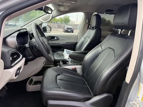 Used 2024 Chrysler Pacifica Touring-L FWD image 13