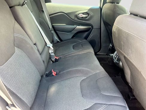 Used 2021 Jeep Cherokee Latitude FWD image 26