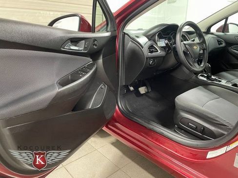 Used 2018 Chevrolet Cruze LT w/ LT Convenience Package FWD image 11
