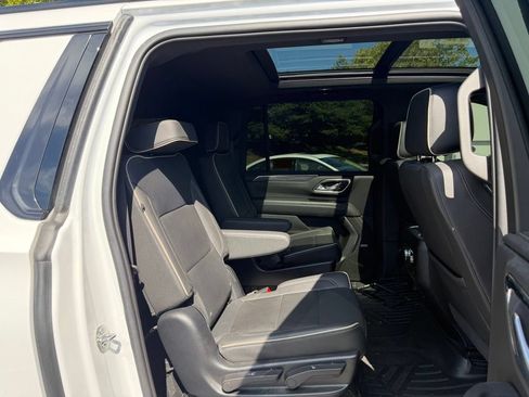 Used 2023 GMC Yukon XL SLT w/ SLT Luxury Package AWD/4WD image 11