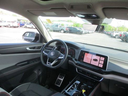 Used 2025 Volkswagen Atlas Peak Edition SE image 23