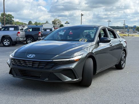Used 2025 Hyundai Elantra Sport FWD image 3