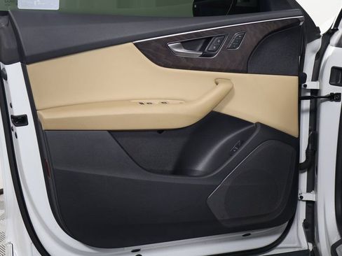 Used 2019 Audi Q8 Premium image 13
