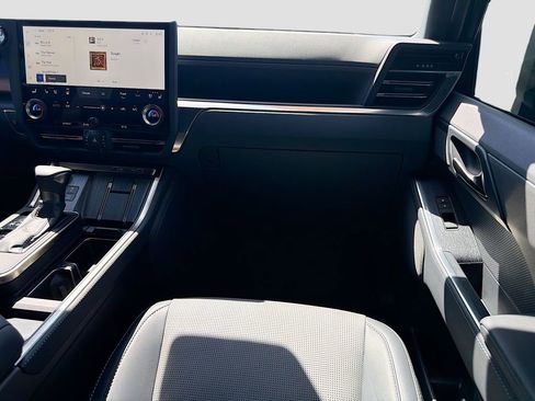 Used 2025 Lexus GX 550 w/ Accessory Package (2T) image 18