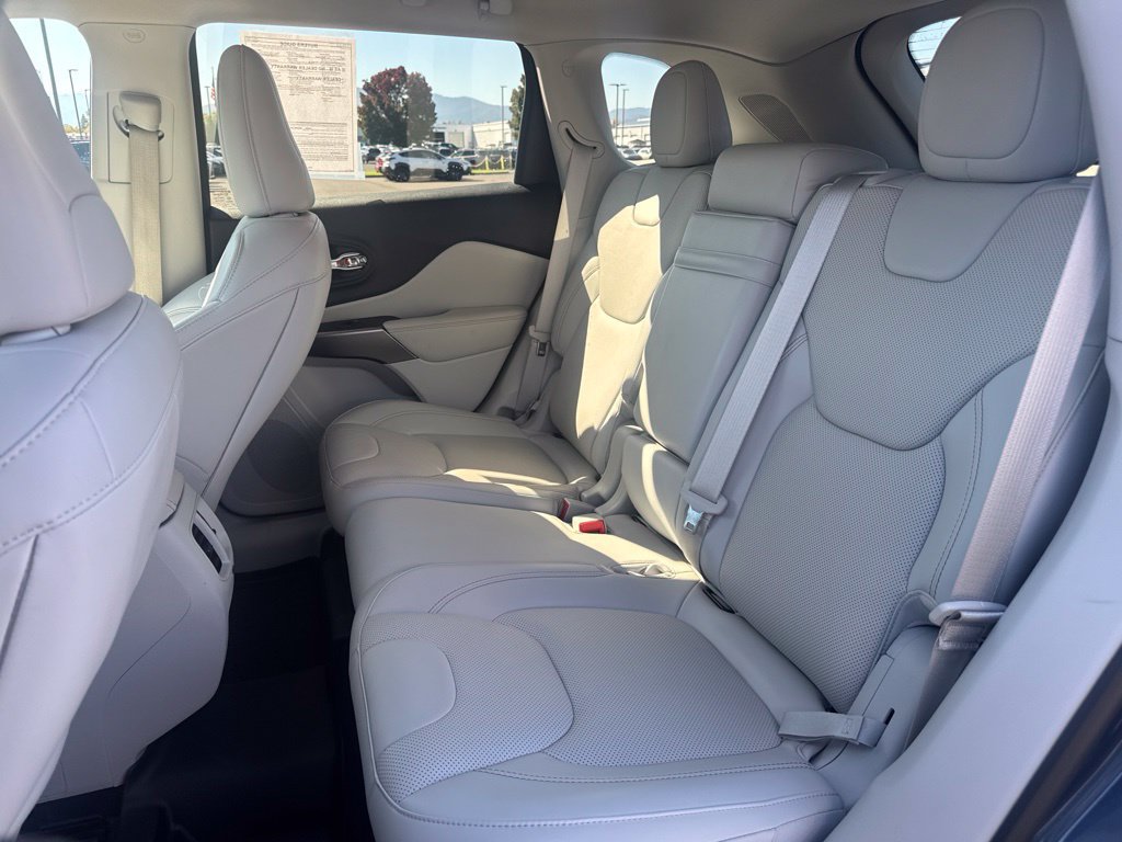 Used 2019 Jeep Cherokee Limited w/ Luxury Group AWD/4WD image 11