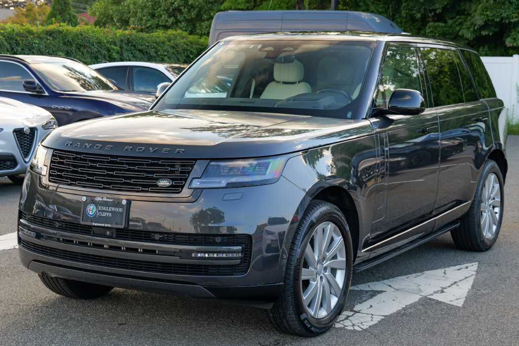 Used 2025 Land Rover Range Rover Long Wheelbase SE AWD/4WD image 3