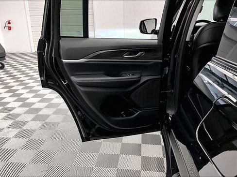 Used 2023 Jeep Grand Cherokee Limited AWD/4WD image 23