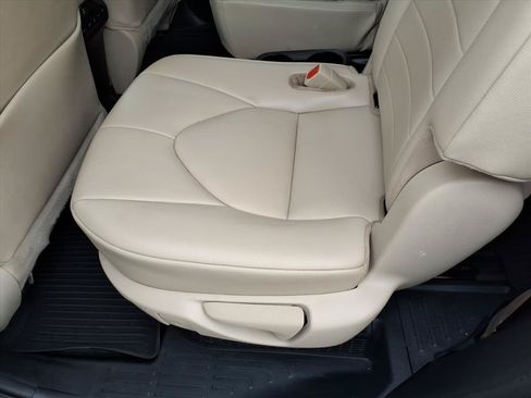 Used 2021 Toyota Highlander XLE AWD/4WD image 23