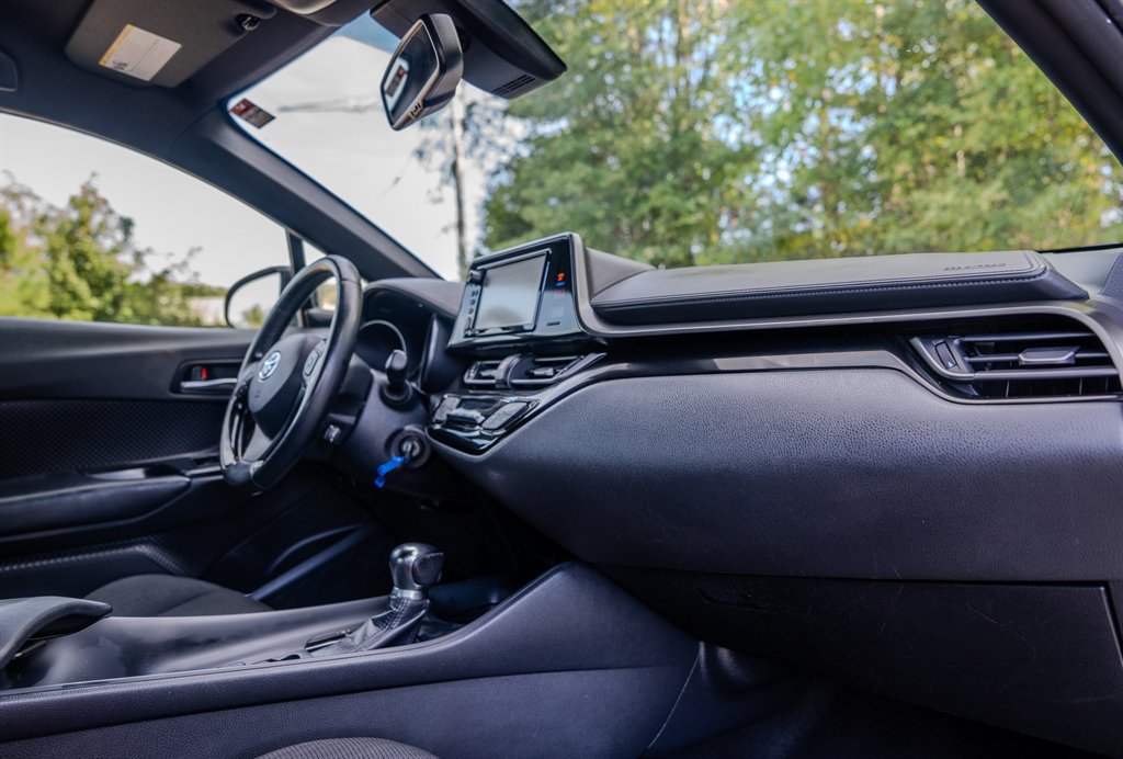 Used 2018 Toyota C-HR XLE FWD image 31