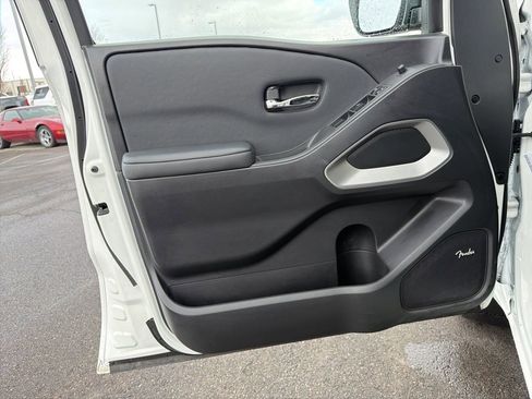 Used 2024 Nissan Frontier SL image 5