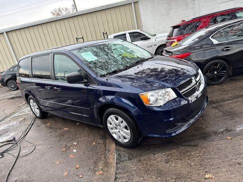 Used 2017 Dodge Grand Caravan SE w/ UConnect Hands-Free Group image 2
