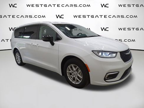 Used 2024 Chrysler Pacifica Touring-L image 2
