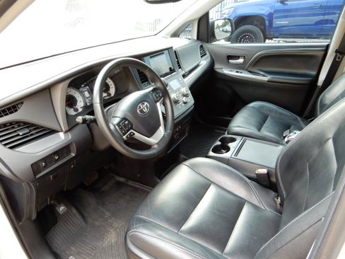 Used 2017 Toyota Sienna SE Premium FWD image 12
