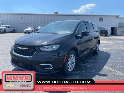 Used 2023 Chrysler Pacifica Touring-L FWD image 4