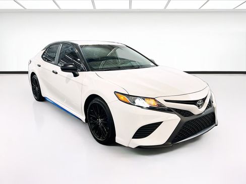 Used 2020 Toyota Camry SE w/ Carpet Mat Package FWD image 3
