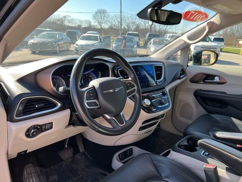 Used 2017 Chrysler Pacifica Touring-L Plus w/ Tire & Wheel Group image 14