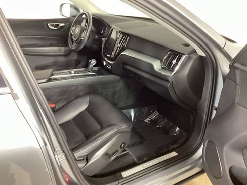 Used 2018 Volvo XC60 T5 Momentum w/ Vision Package AWD/4WD image 37