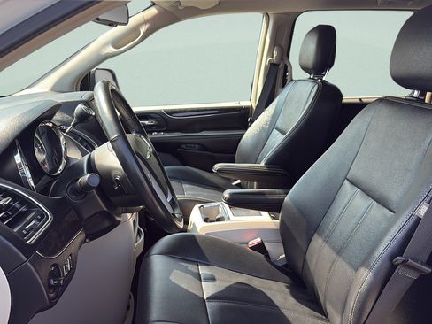 Used 2016 Chrysler Town & Country Touring FWD image 9