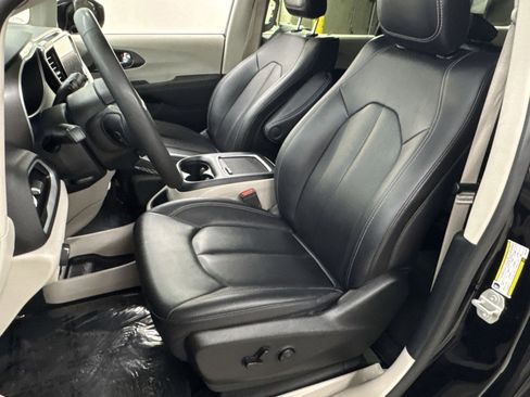 Used 2024 Chrysler Pacifica Touring-L FWD image 14