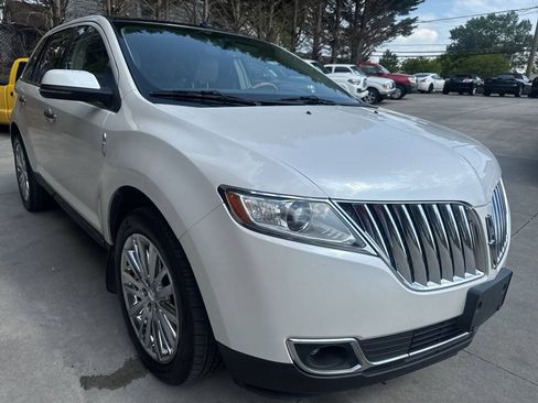 Used 2013 Lincoln MKX AWD image 3