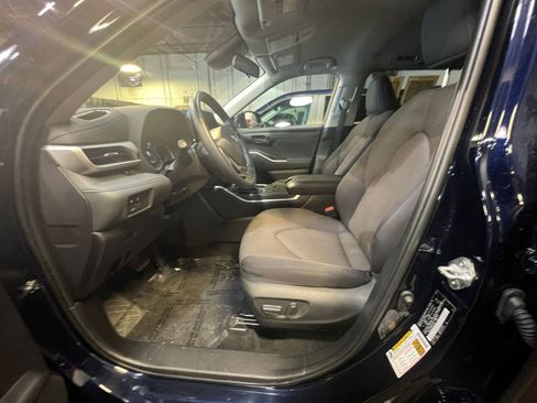 Used 2025 Toyota Highlander LE FWD image 28
