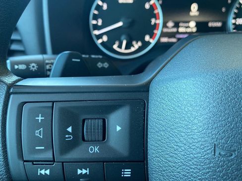 Used 2025 Nissan Rogue S FWD image 25