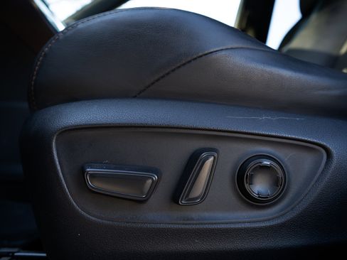 Used 2021 Toyota Venza Limited image 40